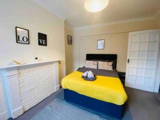 7 Bedroom House in Town Centre near Beach - Sleeps 13 - Newport Beach - 5