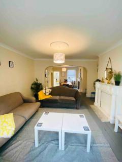 7 Bedroom House in Town Centre near Beach - Sleeps 13 - Newport Beach - 1