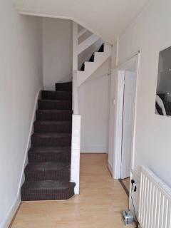 Single Room near London Seven Kings Train station - 3