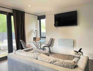 1 bedroom 1 bed cabin retreat with hot tub in Hambrook close to Bristol city centre, MOD, AXA, UWE - 8