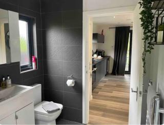 1 bedroom 1 bed cabin retreat with hot tub in Hambrook close to Bristol city centre, MOD, AXA, UWE - 2