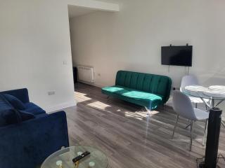 NEW 1 BED FLAT IN DARTFORD AIRPORT PICK,DROP AVAILABLE- 40 Mins into London -FIBRE BROADBAND-10 MINS WALK TO CITY CENTRE - Kent - 0
