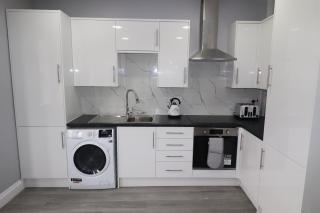 NEW 1 BED FLAT IN DARTFORD AIRPORT PICK,DROP AVAILABLE- 40 Mins into London -FIBRE BROADBAND-10 MINS WALK TO CITY CENTRE - Kent - 5