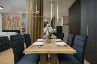 Black and Beige Apartment with Balcony and Parking in Wrocław by Noclegi Renters - Wrocław - 6