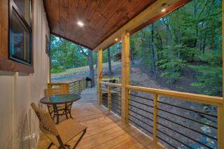 Cozy Treehouse w Hot Tub, Fire Pit, Pet Friendly, Lake Access - Morganton - 5