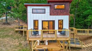Cozy Treehouse w Hot Tub, Fire Pit, Pet Friendly, Lake Access - Morganton - 4