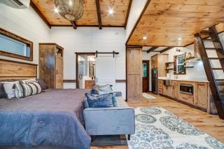 Cozy Treehouse w Hot Tub, Fire Pit, Pet Friendly, Lake Access - Morganton - 1