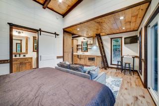 Cozy Treehouse w Hot Tub, Fire Pit, Pet Friendly, Lake Access - Morganton - 9