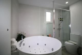 Stylish & New Poblenou Apartment with Jacuzzi, Sleeps 4, Rooms 2 - Barcelone - 0