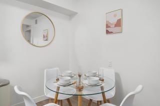 Discover Uptown! Quiet Location & Parking & Washer Dryer - Phoenix - 2