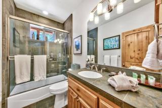 Tahoe Cozy Cabin, 2 Bedroom with a gas fireplace. - South Lake Tahoe - 4