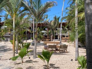Livengood Properties BZ+The PoolClub@Mahogany Bay! - 2