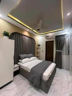 Travellers Heaven 3BR APT DHA PHASE VI Nishat Commercial - Karachi - 4