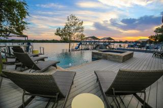 Luxury Lake LBJ House with Heated Swimming Pool and Spill Over Hot Tub and 2 Boat Slips - Kingsland - 4