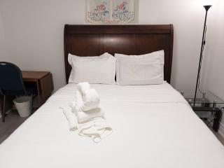 Tidy Private Rooms with Full Kitchen - Toronto - 6