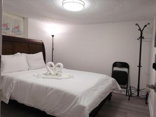 Tidy Private Rooms with Full Kitchen - Toronto - 8