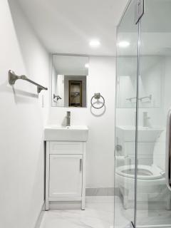 Tidy Private Rooms with Full Kitchen - Toronto - 5