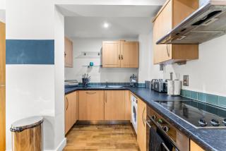 Enchanting Bristol Abode -Sleeps 6 with Balcony! - Bristol - 3