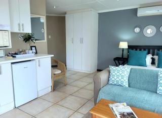 Suite 11- Deja' Blu Bed and Breakfast- East London - East London - 8