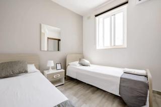 F12 Room 2, Private Room two single beds privated bathroom in shared Flat - 1