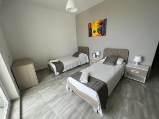 F8 Room 3, Private Room two single beds shared bathroom in shared Flat - Msida - 0