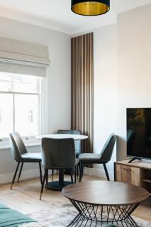 Stunning & Stylish 2 Bed Flat in West London - 6