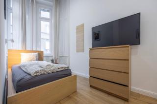 Central Grand Apartment with 5BEDRM 2BATHROOM - Budapest - 2