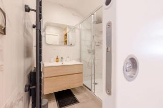 Cozy 2-Br Apartment 1 min from the Beaches - 2