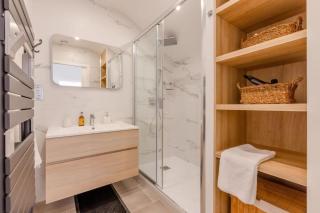 Cozy 2-Br Apartment 1 min from the Beaches - 1