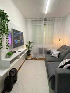 2 Dorm Próximo ao Consulado e Hospitais! - Porto Alegre - 0