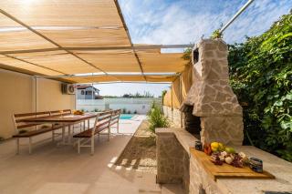 Villa mit Salzwasserpool, Billard, Tischtennis und in Strandnähe - Pula - 1