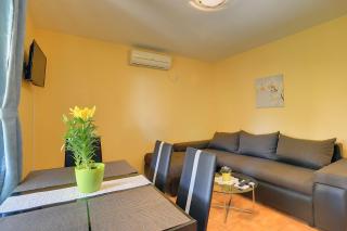 Ferienwohnung nur 500 Meter bis zum Kieselstrand mit großem Pool , Schlafzimmer, Bad, Küche, Klima, WLAN - Ližnjan - 6