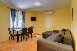 Ferienwohnung nur 500 Meter bis zum Kieselstrand mit großem Pool , Schlafzimmer, Bad, Küche, Klima, WLAN - Ližnjan - 5