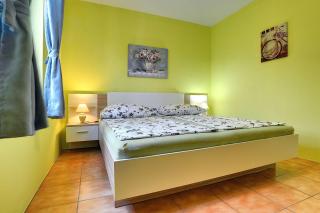 Ferienwohnung nur 500 Meter bis zum Kieselstrand mit großem Pool , Schlafzimmer, Bad, Küche, Klima, WLAN - Ližnjan - 4