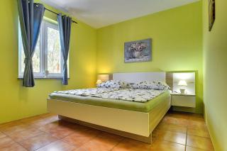 Ferienwohnung nur 500 Meter bis zum Kieselstrand mit großem Pool , Schlafzimmer, Bad, Küche, Klima, WLAN - Ližnjan - 3