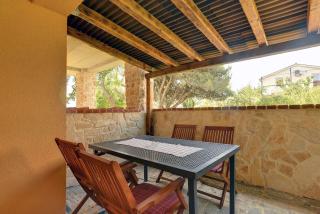 Ferienwohnung nur 500 Meter bis zum Kieselstrand mit großem Pool , Schlafzimmer, Bad, Küche, Klima, WLAN - Ližnjan - 2
