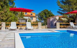 Ferienwohnung mit großem Pool nur 500 Meter bis zum Kieselstrand mit Klima, WLAN, Terrasse, Grillplatz - Ližnjan - 8