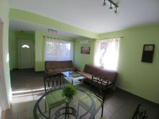 Ferienwohnung mit großem Pool nur 500 Meter bis zum Kieselstrand mit Klima, WLAN, Terrasse, Grillplatz - Ližnjan - 7