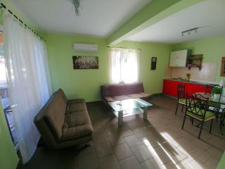 Ferienwohnung mit großem Pool nur 500 Meter bis zum Kieselstrand mit Klima, WLAN, Terrasse, Grillplatz - Ližnjan - 6