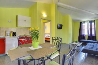 Schöne Ferienwohnung nur 500 Meter bis zum Kieselstrand mit großem Pool, Küche, Klima, WLAN, Balkon, Grill - Ližnjan - 4