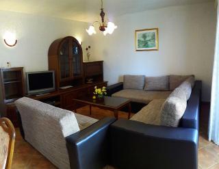 Ferienwohnung mit WLAN, Klima, Parkplatz, Grill und großem Garten zum Fußball spielen - Gajana - 5