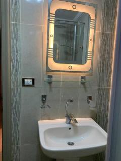 3-Bedroom Apartment with Stunning Sea-Side View - 5