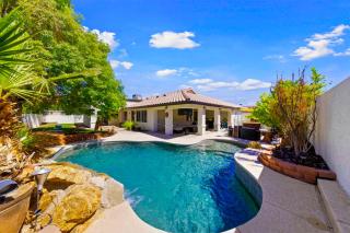 Ultimate Vacation: A Luxurious Oasis with a Pool! - 9