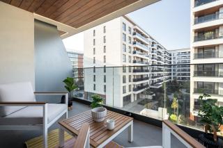 Contemporary Haven - 1 BR with a Balcony Charm - Bucarest - 0