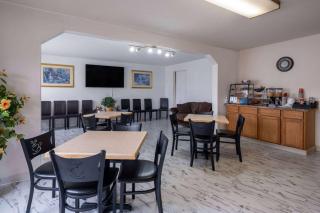 Travelodge by Wyndham Merrill - 4