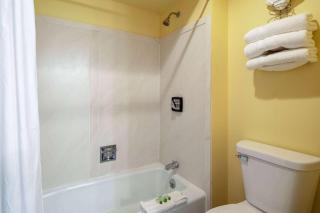 Travelodge by Wyndham Merrill - 2