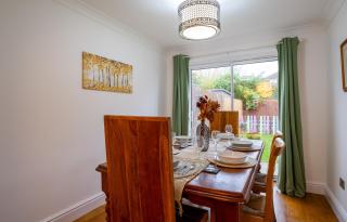 Beautiful House in South Cambridge, 14-Min Drive to the City Centre, Free Parking, No Sofabeds, Sleeps 6 - 4