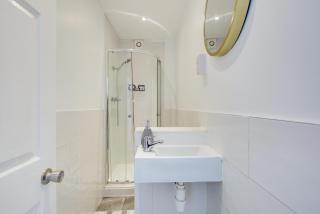 Modern 6 Bed 3 Bath House - Colchester - 2