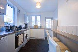 Modern 5 Bed House with Parking - 4