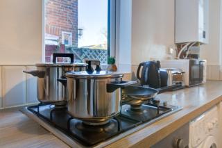 Modern 5 Bed House with Parking - 3